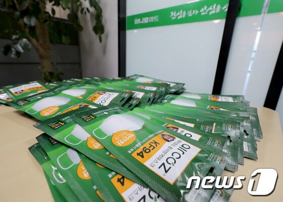 28일 오후 경기 김포시 김포하나로마트에서 판매할 마스크들이 책상위에 놓여져 있다. 2020.2.28/뉴스1 © News1 정진욱 기자
