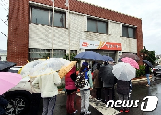 지난 28일 오후 제주 애월읍우체국에서 마스크를 구매하려는 시민들의 모습.2020.2.28/뉴스1© News1