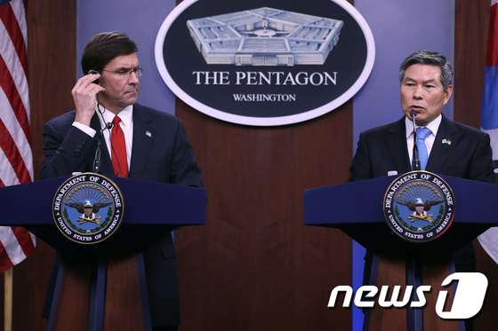 마크 에스퍼 미국 국방장관(왼쪽)과 정경두 국방부 장관. © AFP=뉴스1