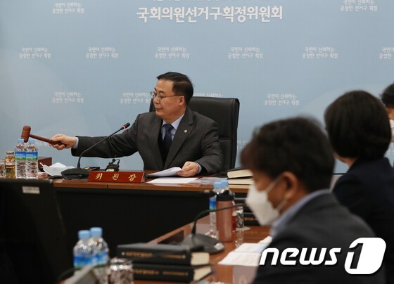 의사봉 두드리는 김세환 선거구획정위원장