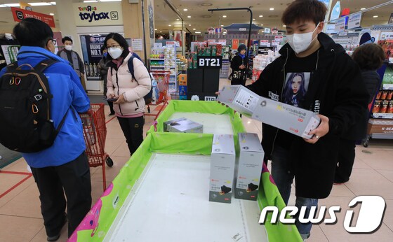 신종 코로나바이러스 감염증(우한폐렴) 공포가 이어지는 가운데 3일 서울의 한 대형마트에서 시민과 외국인관광객들이 마스크를 구매하고 있다. 2020.2.3/뉴스1 © News1 구윤성 기자