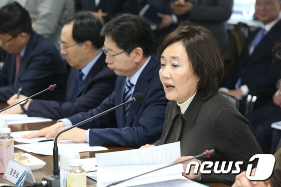 박영선 장관이 태림산업에서 '신종코로나바이러스 감염증 관련 기업 간담회'를 하고 있다. 