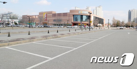  3일 전북 군산시 이마트 군산점 주차장이 한산한 모습을 보이고 있다. 2020.2.3/뉴스1 © News1 유경석 기자