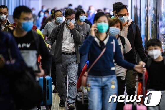 3일(현지시간) 중국 선전에서 홍콩 지하철(MTR) 로우역으로 도착하는 승객들이 신종 코로나바이러스 감염증 예방을 위해 마스크를 쓰고 있다. © AFP=뉴스1