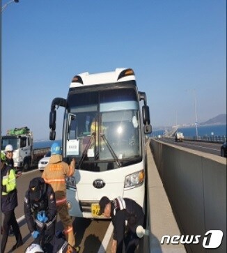 4일 오전 9시28분께 인천시 중구 운서동 인천대교에서 송도방면 8.6㎞지점에서 대만인 여행객 및 가이드 18명을 태운 관광버스 운전자가 심정지를 일으키며 쓰러졌다. 다행히 버스 내부에 있던 가이드가 브레이크를 밟아 차를 멈춰세워 인명피해는 발생하지 않았으나, 운전자는 숨졌다.(인천 영종소방서 제공)2020.2.4/뉴스1 © News1 박아론 기자