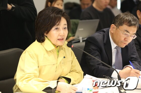 박영선 중소벤처기업부 장관 (왼쪽) ((중소벤처기업부 제공) 2020.2.4/뉴스1