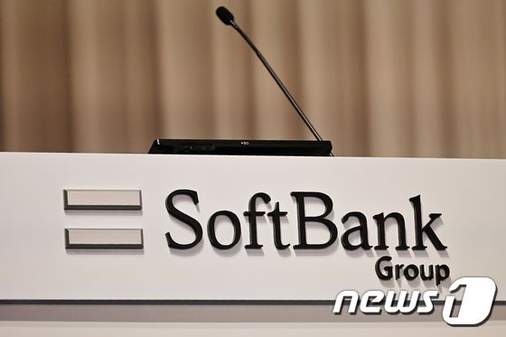 (FILES) This file photo taken on May 9, 2019 shows the Softbank Group logo on a podium during a press conference to announce the company's financial results in Tokyo. - Japan's SoftBank Group on July 26, 2019 announced a new 108-billion USD investment fund, the long-mooted successor to its blockbuster Vision Fund, with partners including Apple and Microsoft. (Photo by Charly TRIBALLEAU / AFP)