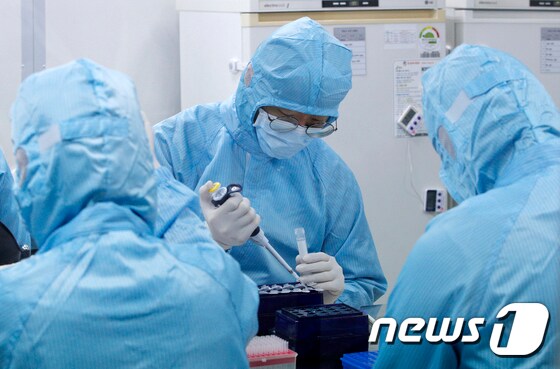 지난 5일 오후 서울 금천구 코젠바이오텍에서 직원들이 신종 코로나 바이러스 감염증 진단시약을 제조하고 있다. 2020.2.5/뉴스1 © News1 안은나 기자