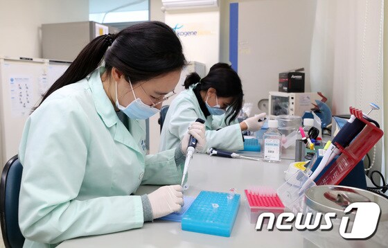 지난 5일 오후 서울 금천구 코젠바이오텍에서 연구원들이 신종 코로나 바이러스 감염증 진단시약을 제조하고 있다. 2020.2.5/뉴스1 © News1 안은나 기자