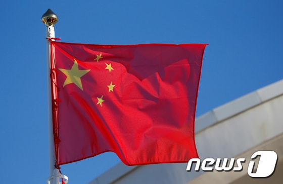 중국 국기 '오성홍기'가 펄럭이고 있다. © 로이터=뉴스1 
