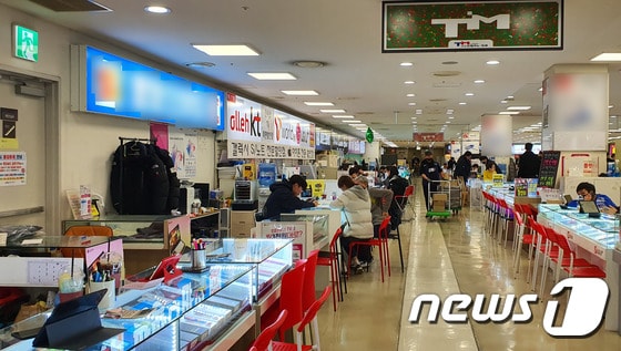 휴대폰 집단상가 신도림 테크노마트 9층 © 뉴스1 윤다혜 기자