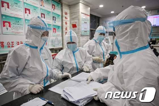 지난달 25일 우한 홍십자 병원에서 보호복을 입은 채 근무하고 있는 의료진들. © AFP=뉴스1