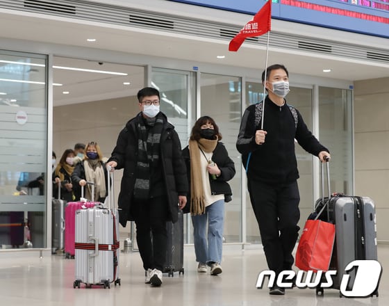 인천국제공항 제2터미널로 마스크를 쓴 중국인 관광객들이 입국하고 있다. 2020.2.7/뉴스1 © News1  
