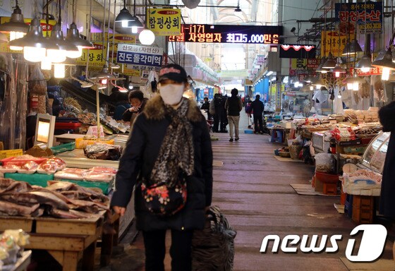  광주 서구 양동시장에서 한 시민이 마스크를 쓰 고 장을 보고 있다. 2020.2.7 /© 뉴스1