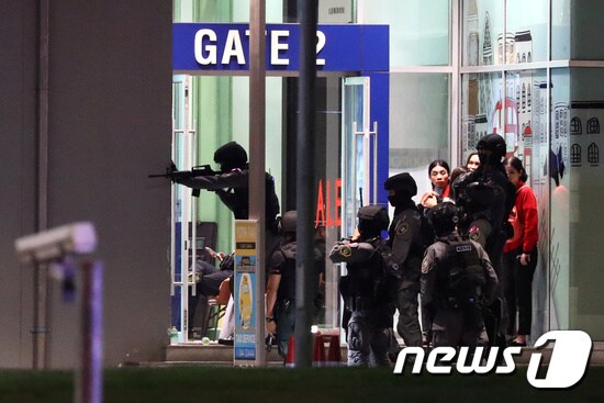 보안군이 수백명의 사람을 끌어내기 위해 쇼핑몰 안으로 진입해 있다. © 로이터=뉴스1
