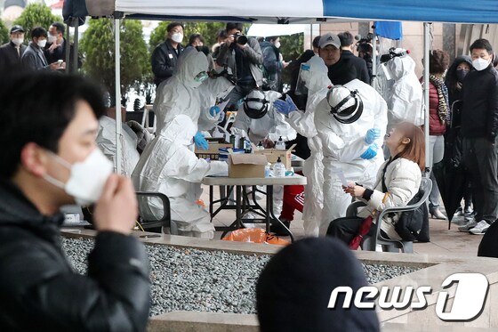 서울 구로구 코리아빌딩 앞에 마련된 선별진료소에서 입주자들이 코로나19(신종코로나 바이러스 감염증) 검진을 받고 있다. /뉴스1 © News1 민경석 기자