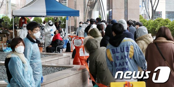 10일 오후 서울 구로구 신도림동 코리아빌딩 앞에 마련된 선별진료소에서 입주자들을 비롯한 주변 직장인들이 코로나19(신종코로나 바이러스 감염증) 검진을 받고 있다.  © News1 민경석 기자