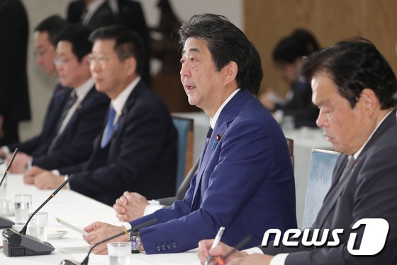 아베 신조 일본 총리가 10일(현지시간) 도쿄에서 열린 코로나19 관련 당정회의에서 발언을 하고 있다. © AFP=뉴스1 © News1 우동명 기자