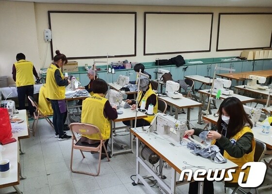 충북 영동군자원봉사센터 옷수선봉사단원들이 코로나19 예방을 위한 마스크를 만들고 있다.(영동군 제공) © 뉴스1
