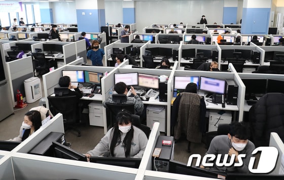 11일 오후 대전 서구에 위치한 유통기업 콜센터에서 상담사들이 상담을 하고 있다. 2020.3.11/뉴스1 © News1 김기태 기자