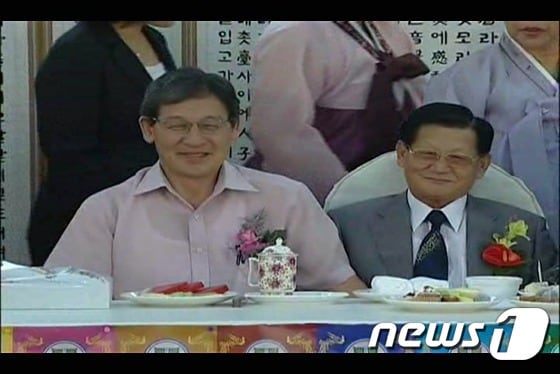 2004년 8월 이만희 신천지 총회장(사진 오른쪽)의 생일 축하행사에서 이 총회장과 이석 황실문화재단 이사장이 나란히 앉아있다. © 뉴스1