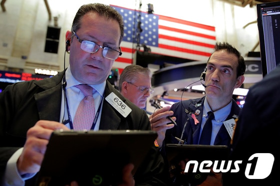 미국 뉴욕증권거래소(NYSE)에서 트레이더들이 업무를 보고 있다. © 로이터=뉴스1