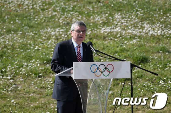 토마스 바흐 국제올림픽위원회(IOC) 위원장이 12일(현지시간) 그리스 올림피아 헤라 신전에서 열린 2020년 도쿄올림픽 성화 채화식에 참석, 인사말하고 있다. © AFP=뉴스1