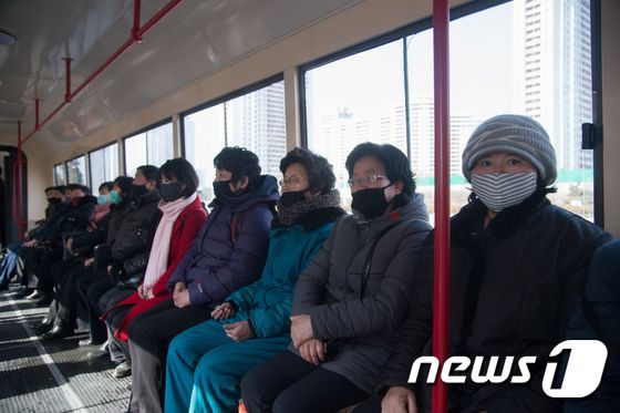 지난달 26일 북한 평양시내를 오가는 트램(무궤도전차)를 탄 승객들이 모두 마스크를 착용하고 있다. © AFP=뉴스1