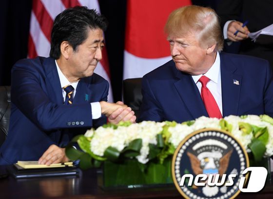 도널드 트럼프 미국 대통령과 아베 신조 일본 총리가 악수를 나누고 있다. © AFP=뉴스1