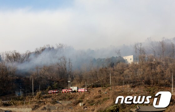 15일 오후 3시쯤 인천시 연수구 옥련국제사격장 인근의 한 야산에서 산불이 발생했다. 소방대원들이 화재를 진압하고 있다.2020.3.15/뉴스1 © News1 정진욱 기자