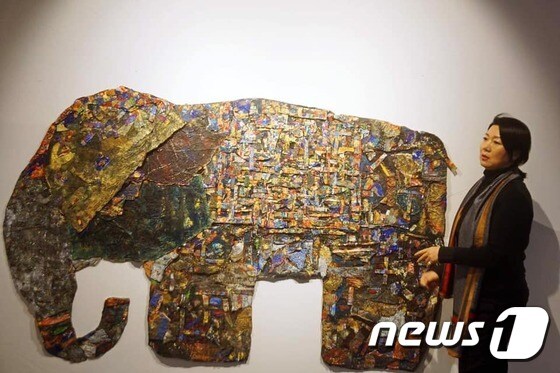 미술작품에 대해 설명하는 나눔갤러리 블루의 박선미 관장 © 뉴스1