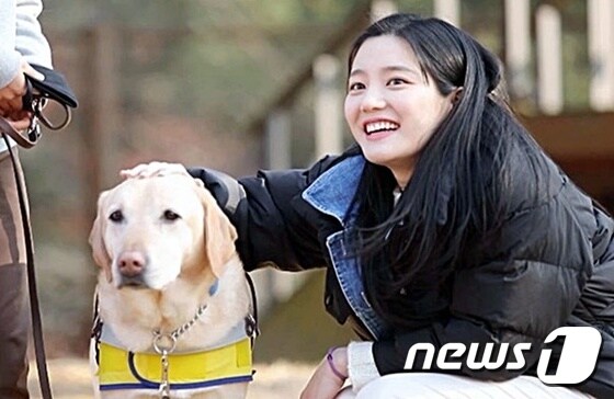 배우 이유비와 시각장애인 안내견. 사진 KBS '개는 훌륭하다' © 뉴스1