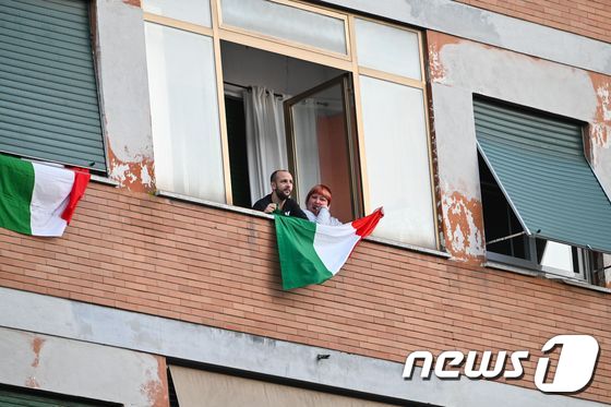 이탈리아의 자가 격리자들이 발코니에서 노래를 부르고 있다. © AFP=뉴스1