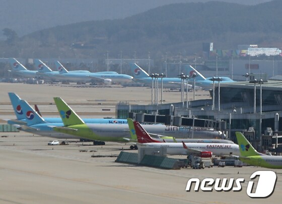 인천국제공항 활주로에 항공기들이 계류되어 있다.2020.3.16/뉴스1 © News1 신웅수 기자