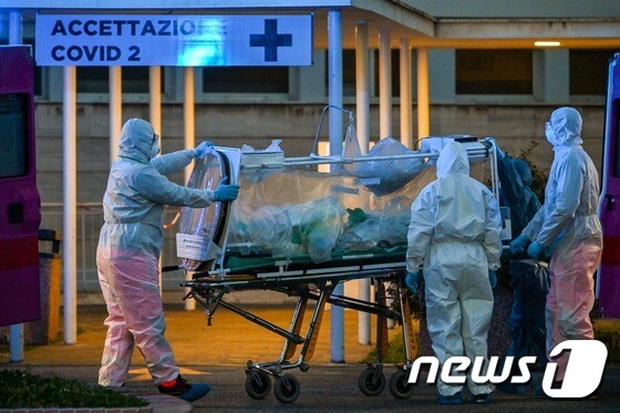 16일(현지시간) 코로나19의 확산 속 로마의 신축한 임시병원에서 의료진이 집중치료 환자를 이송하고 있다. © AFP=뉴스1 © News1 우동명 기자