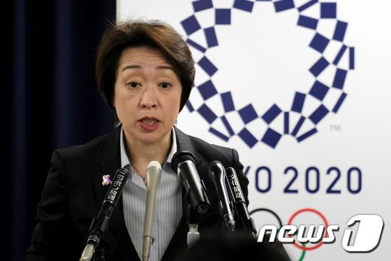 하시모토 세이코 일본 도쿄올림픽·패럴림픽 담당상이 지난 17일(현지시간) 도쿄에서 기자회견을 갖고 신종 코로나바이러스 감염증(코로나19)의 영향으로 