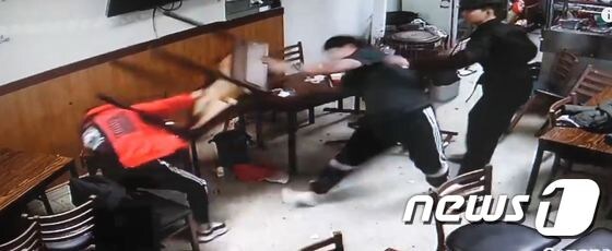 유튜브 의정부 식당 내 12분간 폭행 CCTV 영상 캡쳐© 뉴스1