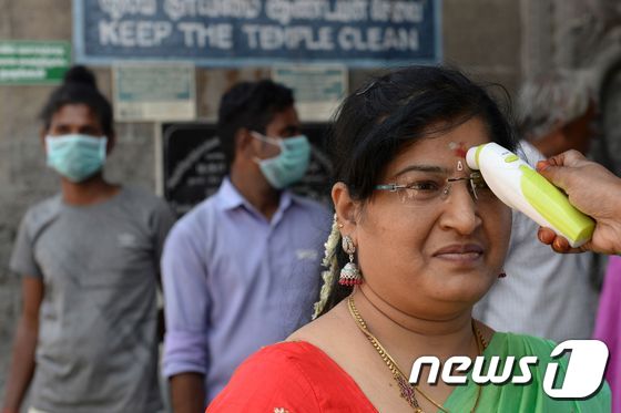 인도의 한 여성이 체온검사를 받고 있다. © AFP=뉴스1