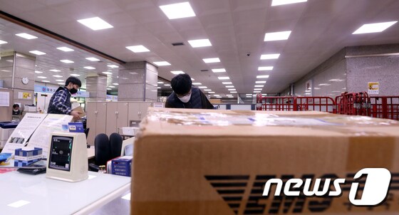 서울 모 우체국에서 직원들이 우편물을 정리하고 있다. (사진은 기사와 관련이 없음) 2020.3.18/뉴스1 © News1 이동해 기자