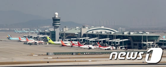  인천국제공항 계류장에 국내 항공사 여객기들이 멈춰서 있다.. 2020.3.18/뉴스1 © News1 박지혜 기자