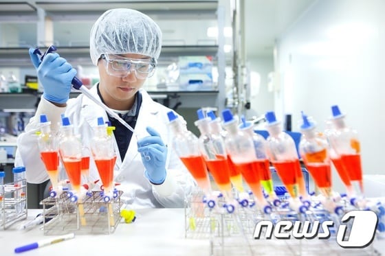 SK바이오사이언스 연구원이 백신 생산을 위한 연구를 진행하고 있다. /뉴스1