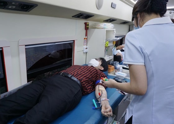 헌혈을 하고 있는 한세예스24홀딩스 임직원의 모습. © 뉴스1