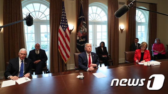 도널드 트럼프 미국 대통령이 18일 백악관에서 간호사 대표들과 만나 코로나 대책을 논의하고 있다. © 로이터=뉴스1 