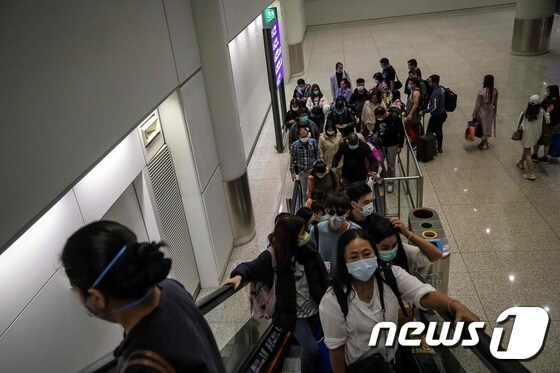 홍콩 국제 공항 입국자들이 마스크를 쓰고 있다. © AFP=뉴스1