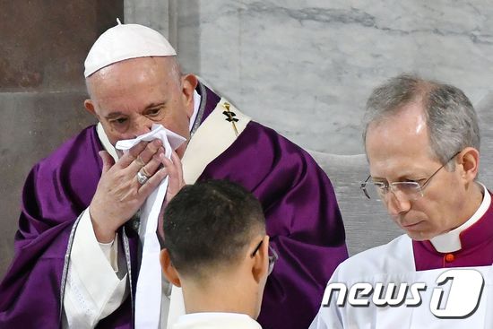 2월26일 재의 수요일 미사 도중 프란치스코 교황이 기침을 하고 있다. © AFP=뉴스1