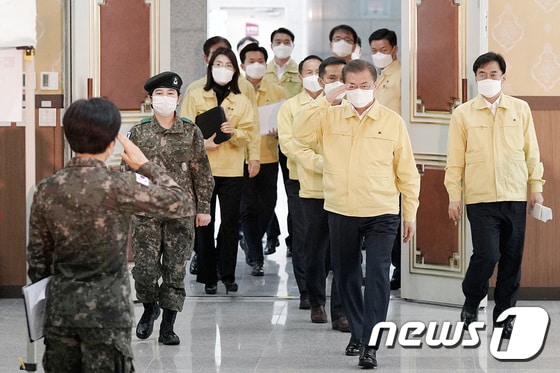 문재인 대통령이 지난 2020년 3월 2일 오후 대전 유성구 국군간호사관학교를 방문해 거수경례를 받고 있다. (청와대 제공) 2020.3.2/뉴스1