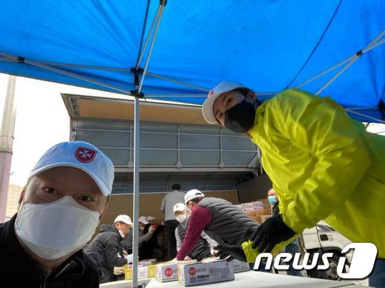 박용만 대한상공회의소 회장이 지난 21일 서울 종로구에서 자원봉사자들과 이주민 결식아동들을 위한 지원을 하고 있다.(사진 박용만 회장 페이스북)© 뉴스1