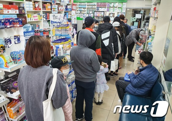 신종 코로나바이러스 감염증(코로나19)이 확산되고 있는 가운데 22일 서울시내 한 약국에 주중에 미처 마스크를 구입하지 못한 시민들이 마스크 구입을 위해 줄지어 서 있다.  © News1 유승관 기자