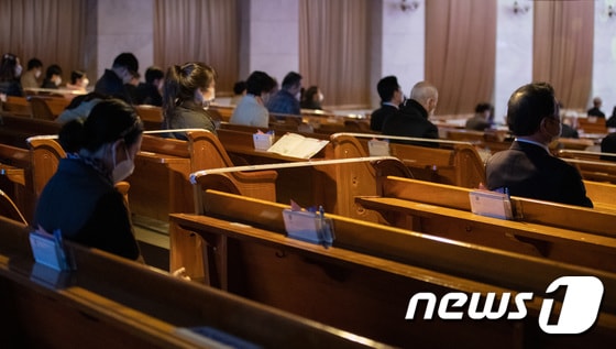 서울의 한 교회에서 시민들이 간격을 벌린 채 예배를 하고 있다.  © News1 이재명 기자