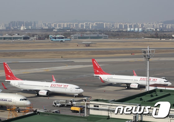 23일 서울 강서구 김포공항 국내선 계류장에 이스타항공 여객기가 멈춰서 있다.  2020.3.23/뉴스1 © News1 신웅수 기자